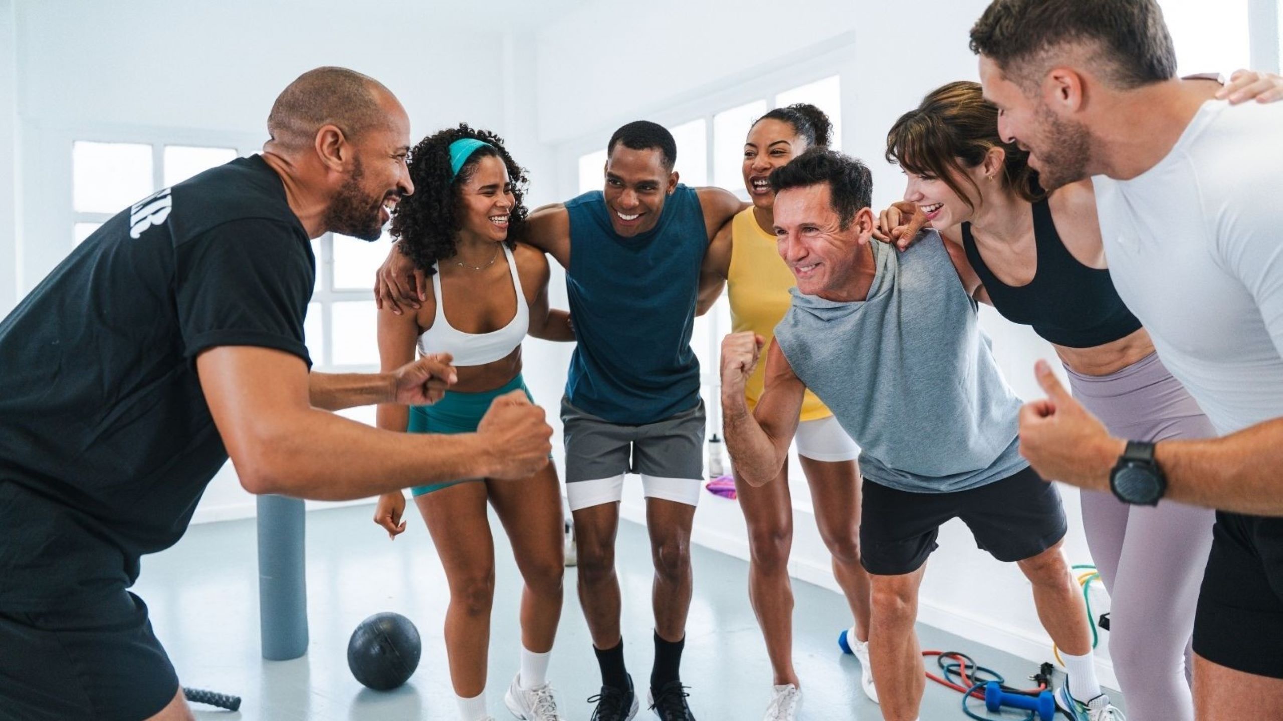 Treino de fitness em grupo em evento comunitário de Dubai, desafio de fitness, bem-estar, comunidade ativa, saúde