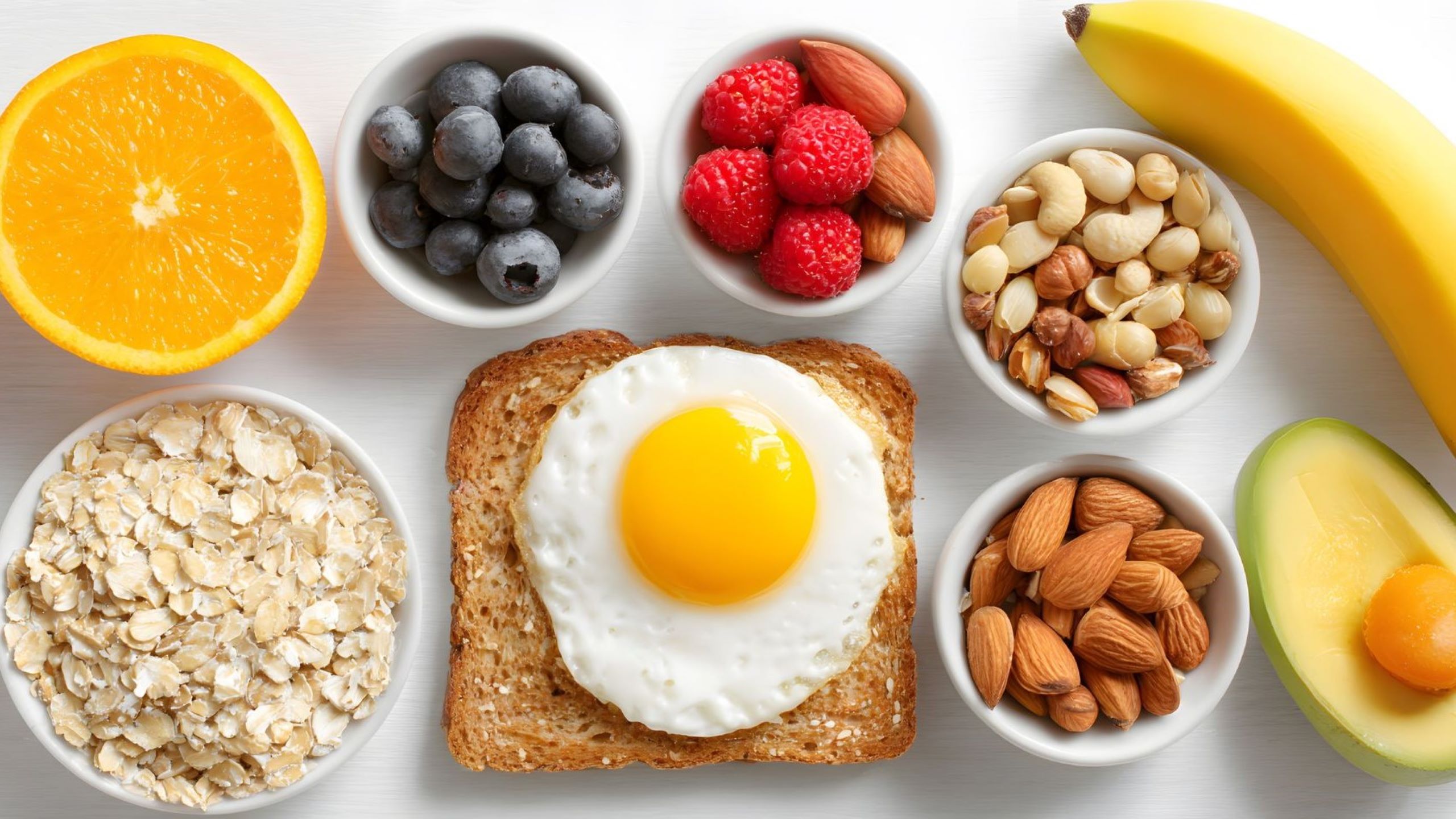 Ingredientes de pequeno-almoço saudáveis sem glúten com tosta de ovo e fruta fresca, pequeno-almoço sem glúten, receita saudável, proteína nutritiva