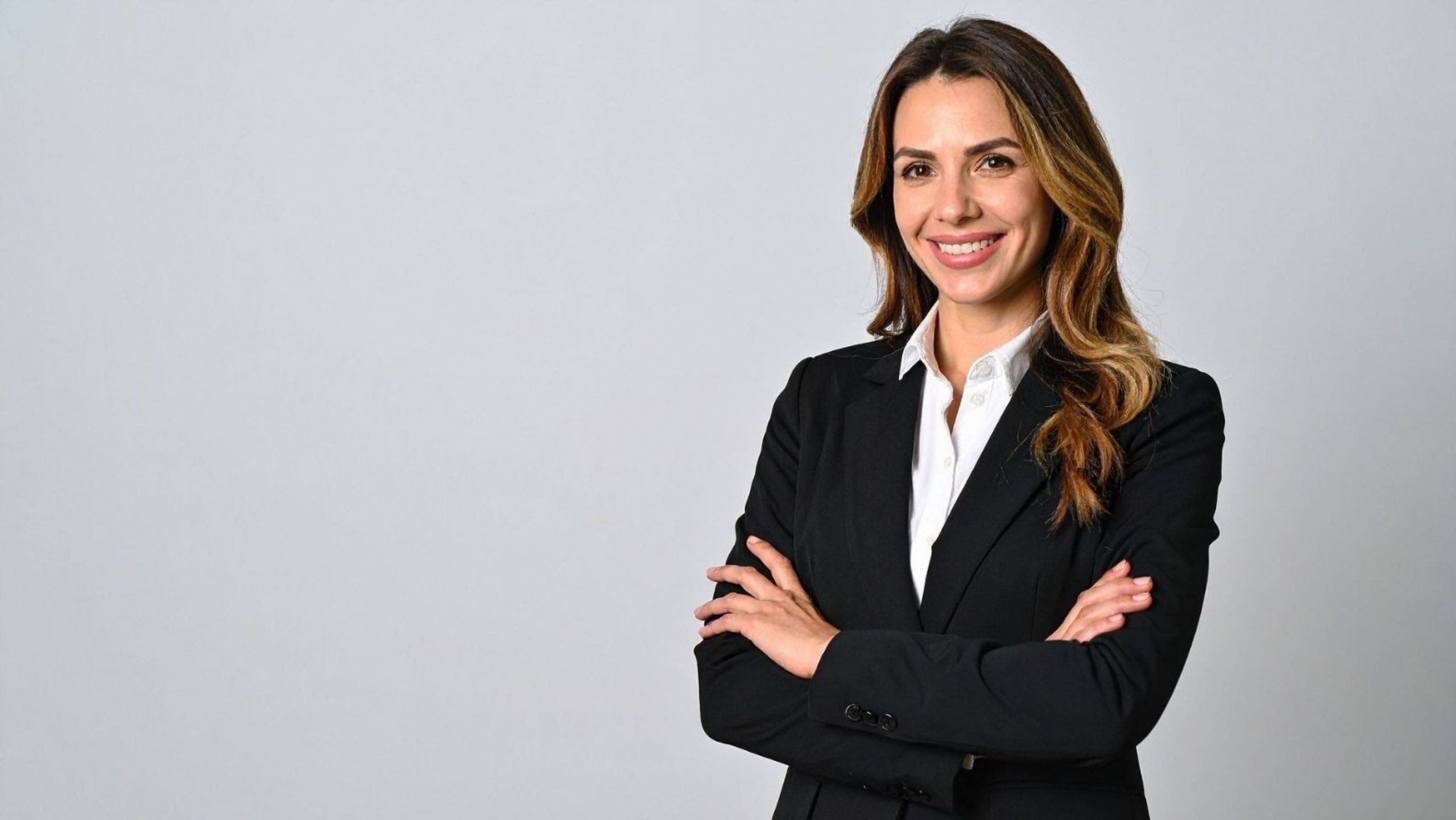 Femme d'affaires professionnelle dans un environnement de bureau moderne à Dubaï, leaders d'entreprise, direction exécutive, PDG, innovation