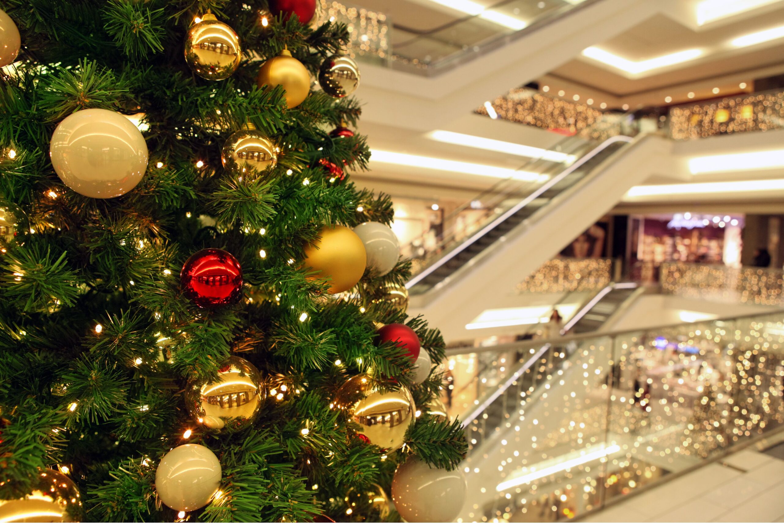 Événements de Noël à Dubaï : centre commercial avec arbre décoré, lumières festives et célébrations des fêtes pour les visiteurs et la communauté