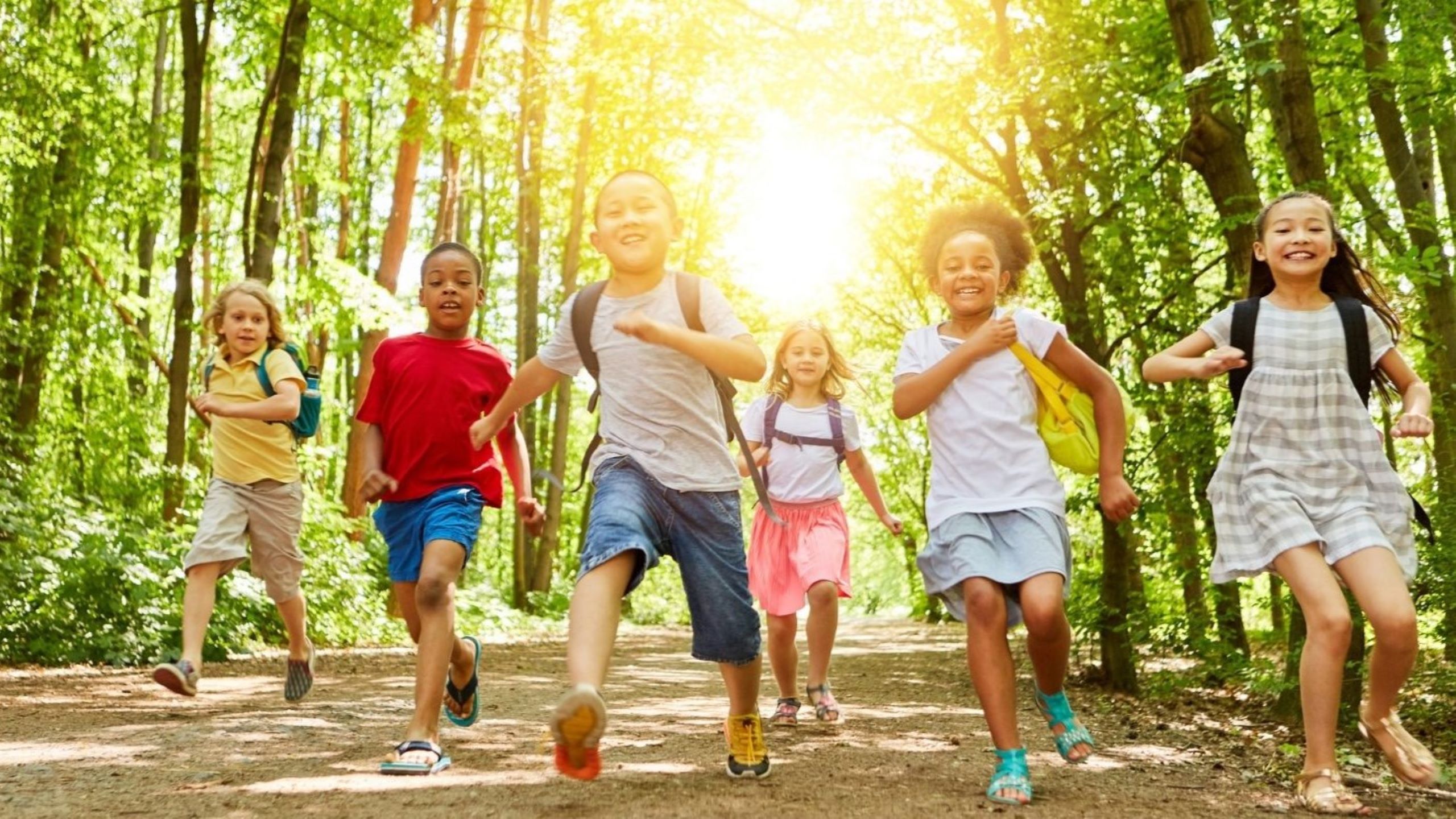 Des enfants profitant d'activités de vacances scolaires en plein air dans un camp à Dubaï avec des programmes sportifs et d'aventure, représentant des options de vacances d'hiver engageantes pour les familles pendant les longues vacances de décembre 2025