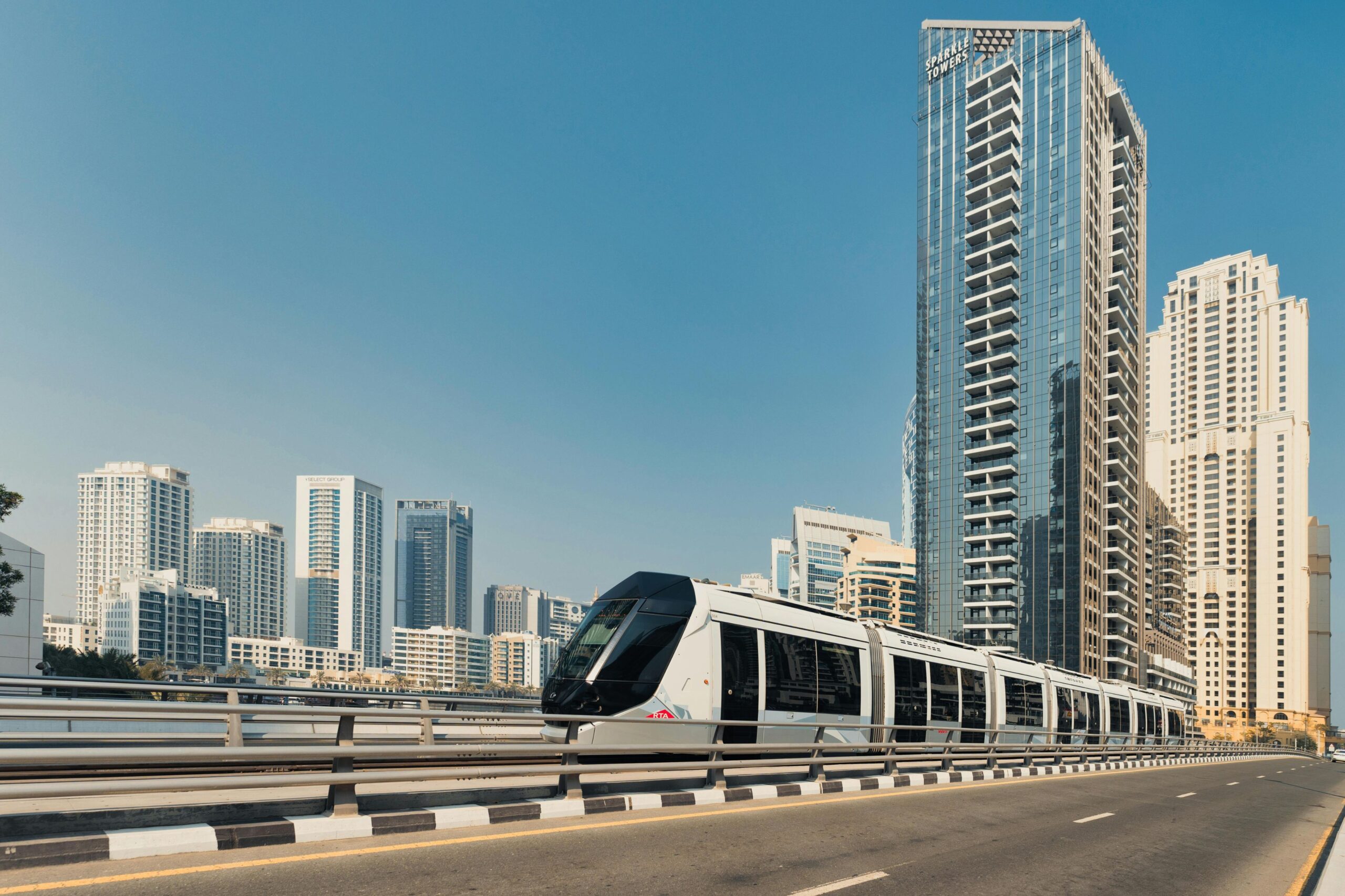 La diversification économique transforme la ligne d'horizon de Dubaï avec des tours d'affaires modernes et le développement des infrastructures