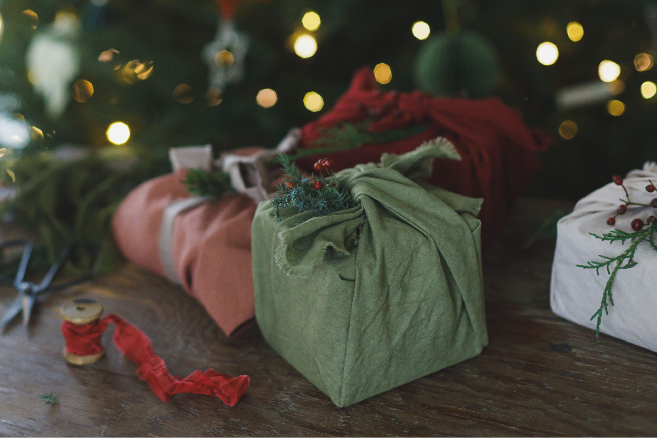 Cadeaux de Noël durables magnifiquement emballés dans du tissu biologique recyclé et écologique