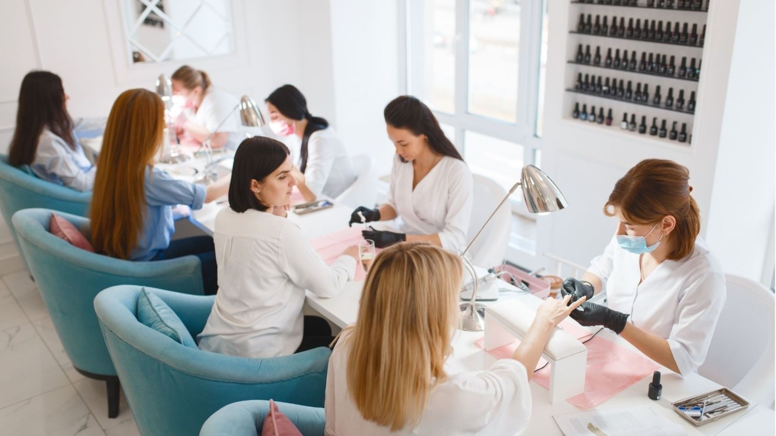 De jeunes étudiantes profitant de services de manucure abordables dans des salons de beauté économiques à Dubaï, présentant des options de soins personnels accessibles pour les étudiantes universitaires et les jeunes professionnelles