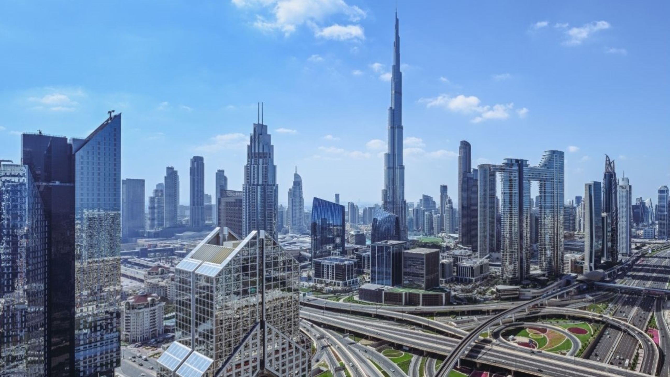 Previsioni economiche 2026 di Dubai che mostrano la crescita del PIL con skyline iconico e opportunità di investimento