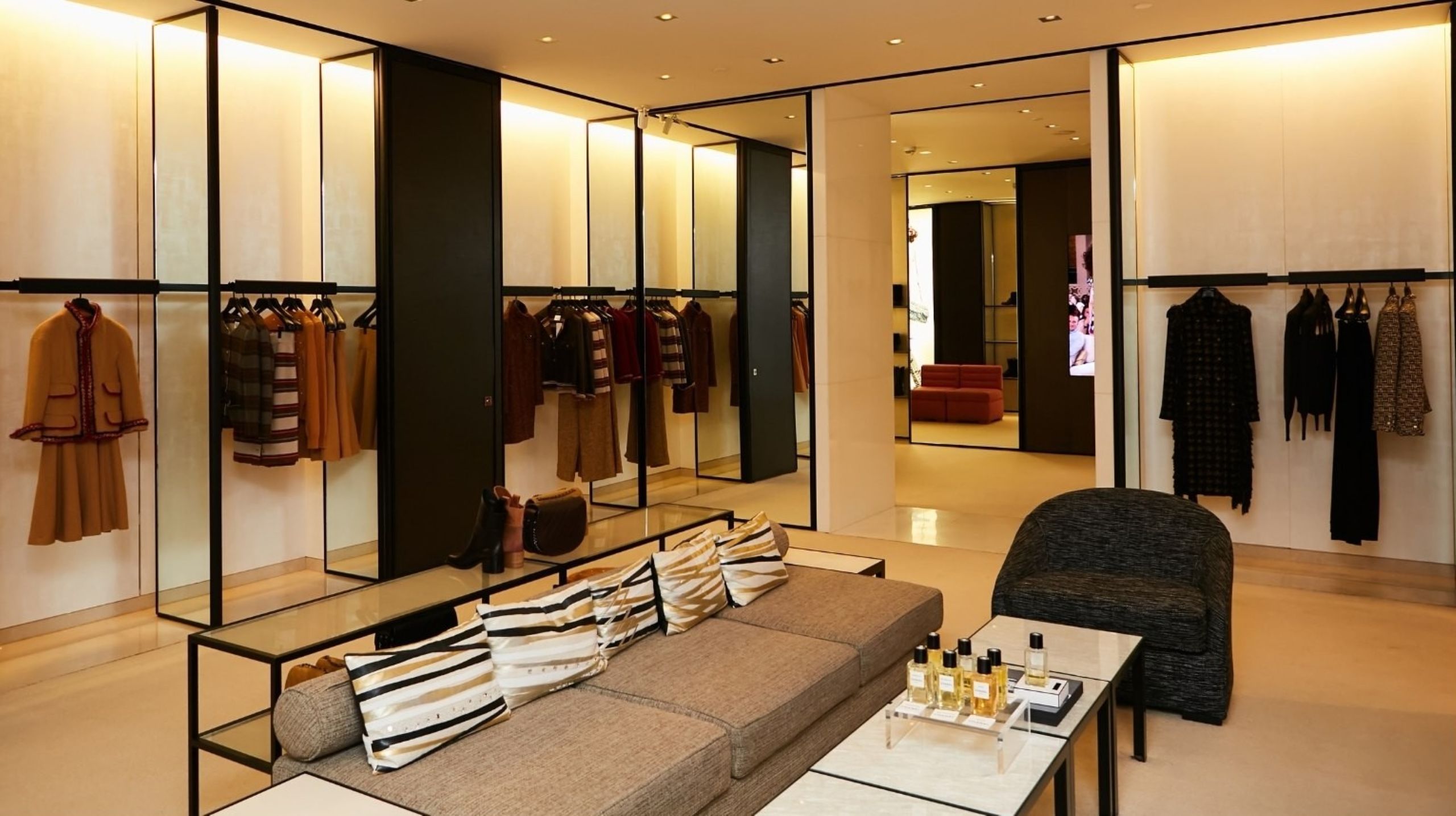 Tiendas de moda de lujo en el centro comercial de Dubái que muestran el rendimiento de marcas de alta gama y la economía de las compras premium
