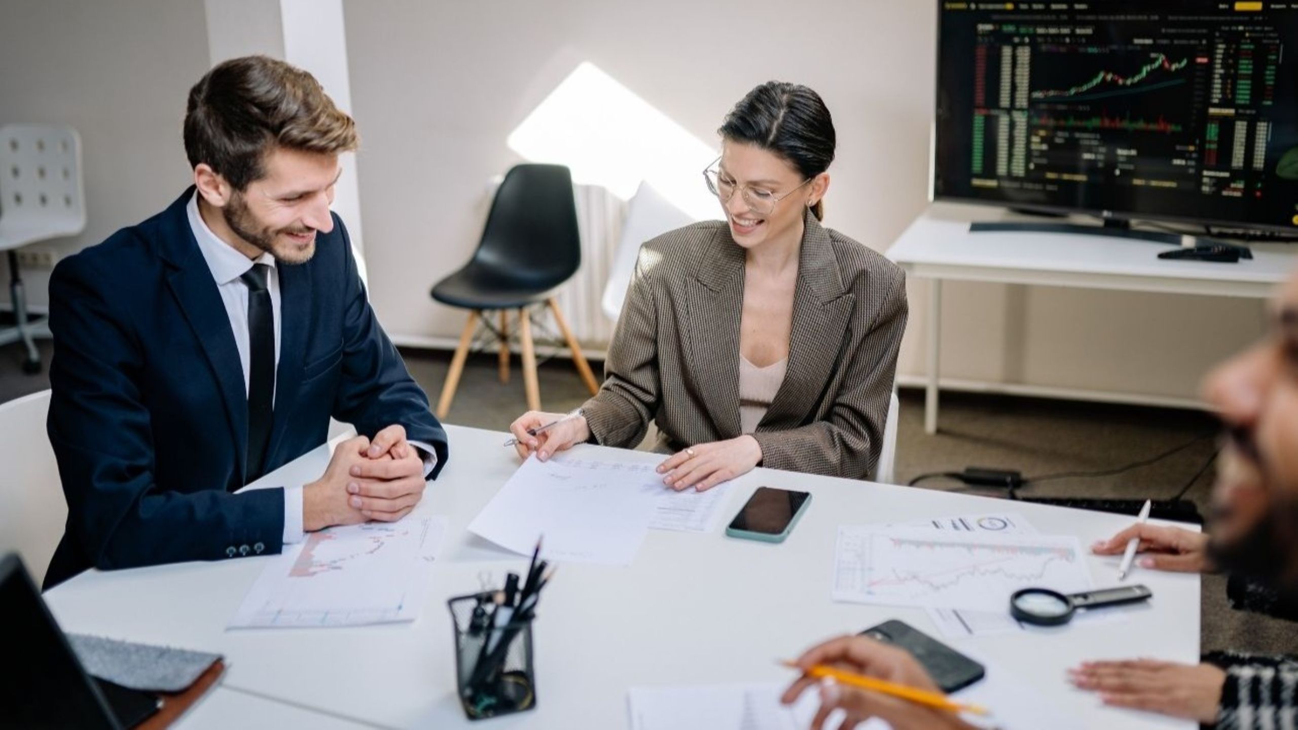 Réunion d'investissement en capital-investissement MENA avec des professionnels de fonds régionaux analysant les opportunités de flux d'affaires