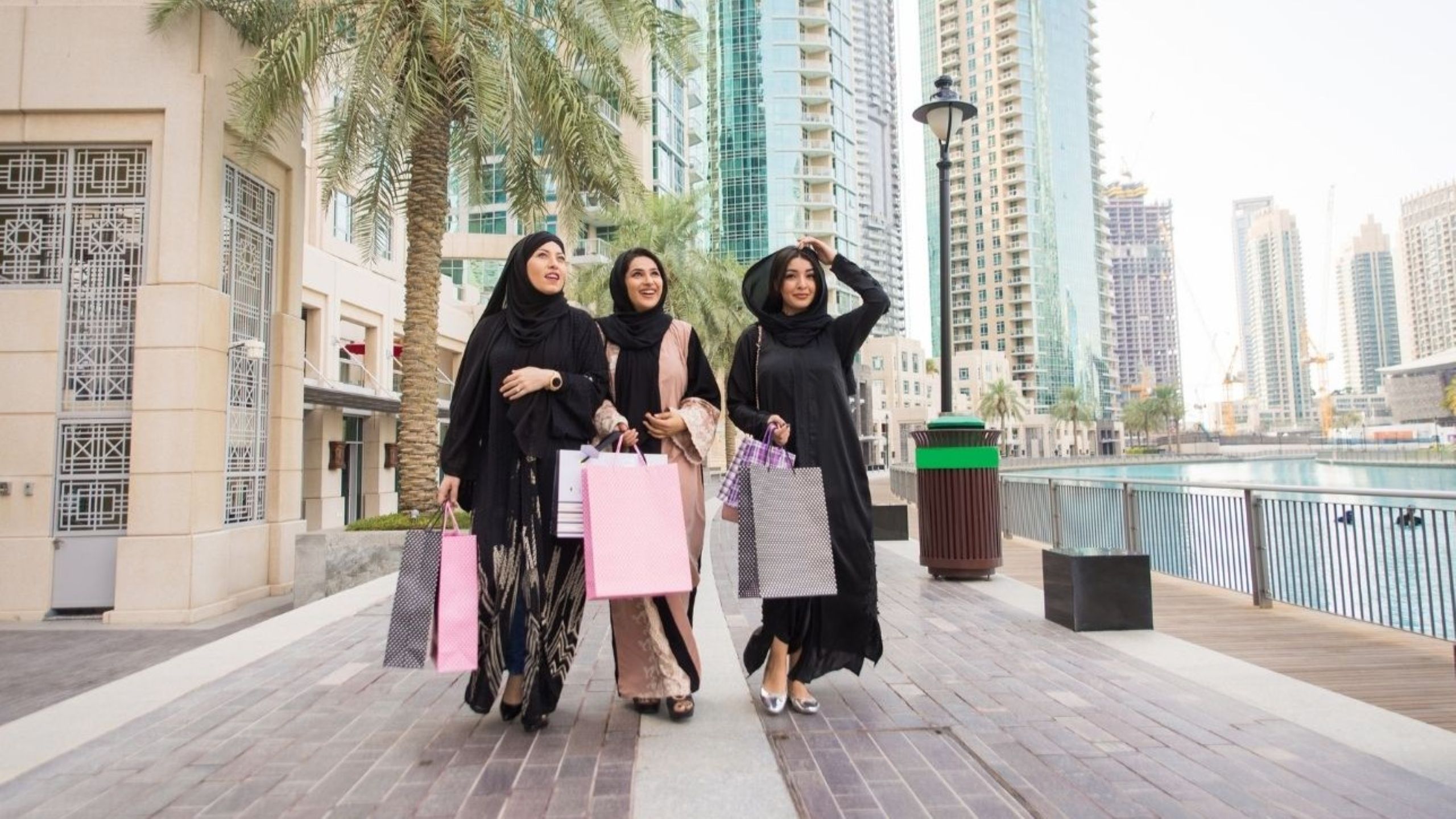 Multitud de compras de Eid Fitr en el centro comercial de Dubái mostrando el auge del negocio minorista y el gasto del consumidor durante la celebración