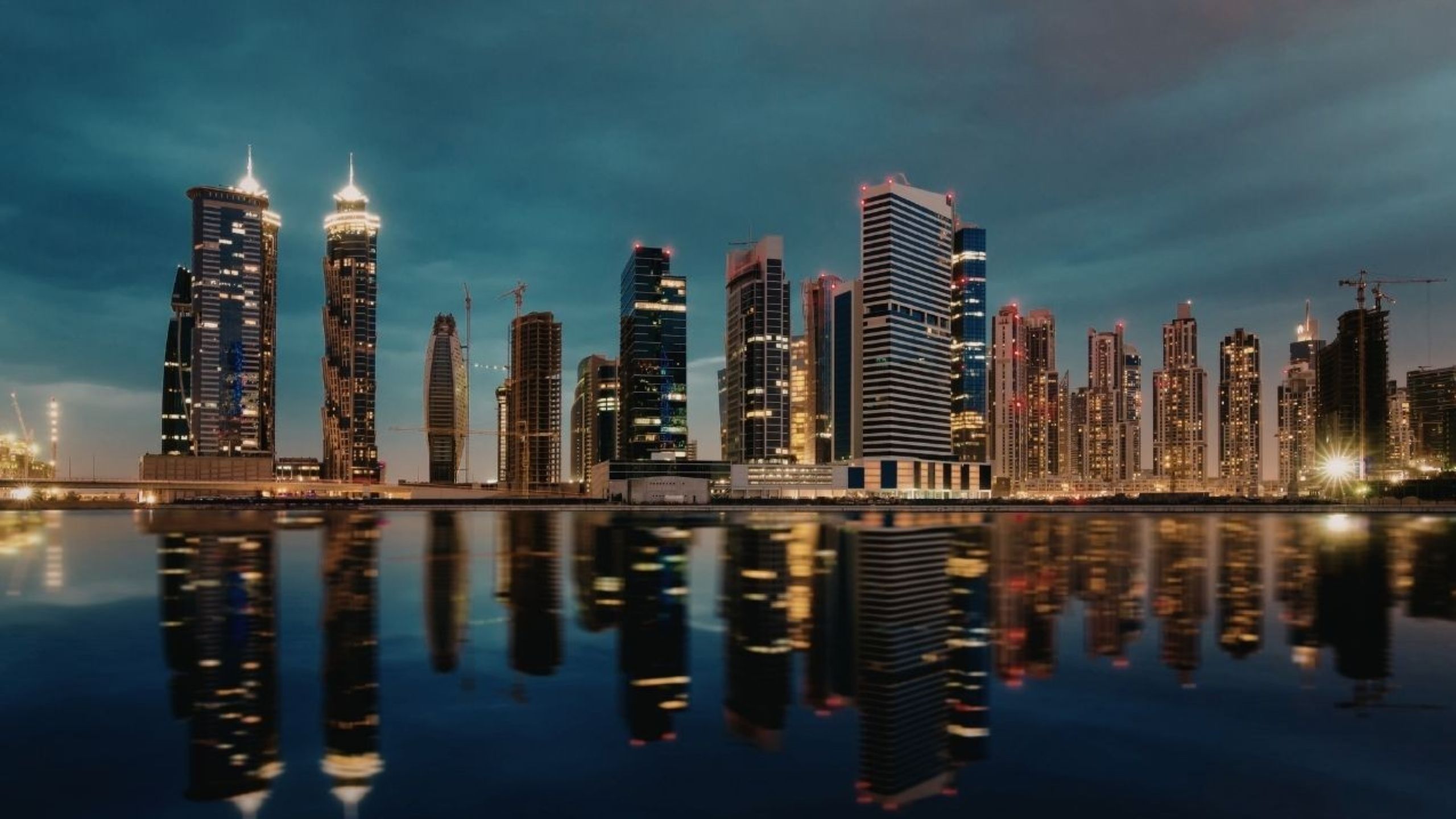 Skyline di Dubai, quartiere degli affari moderno, grattacieli, economia