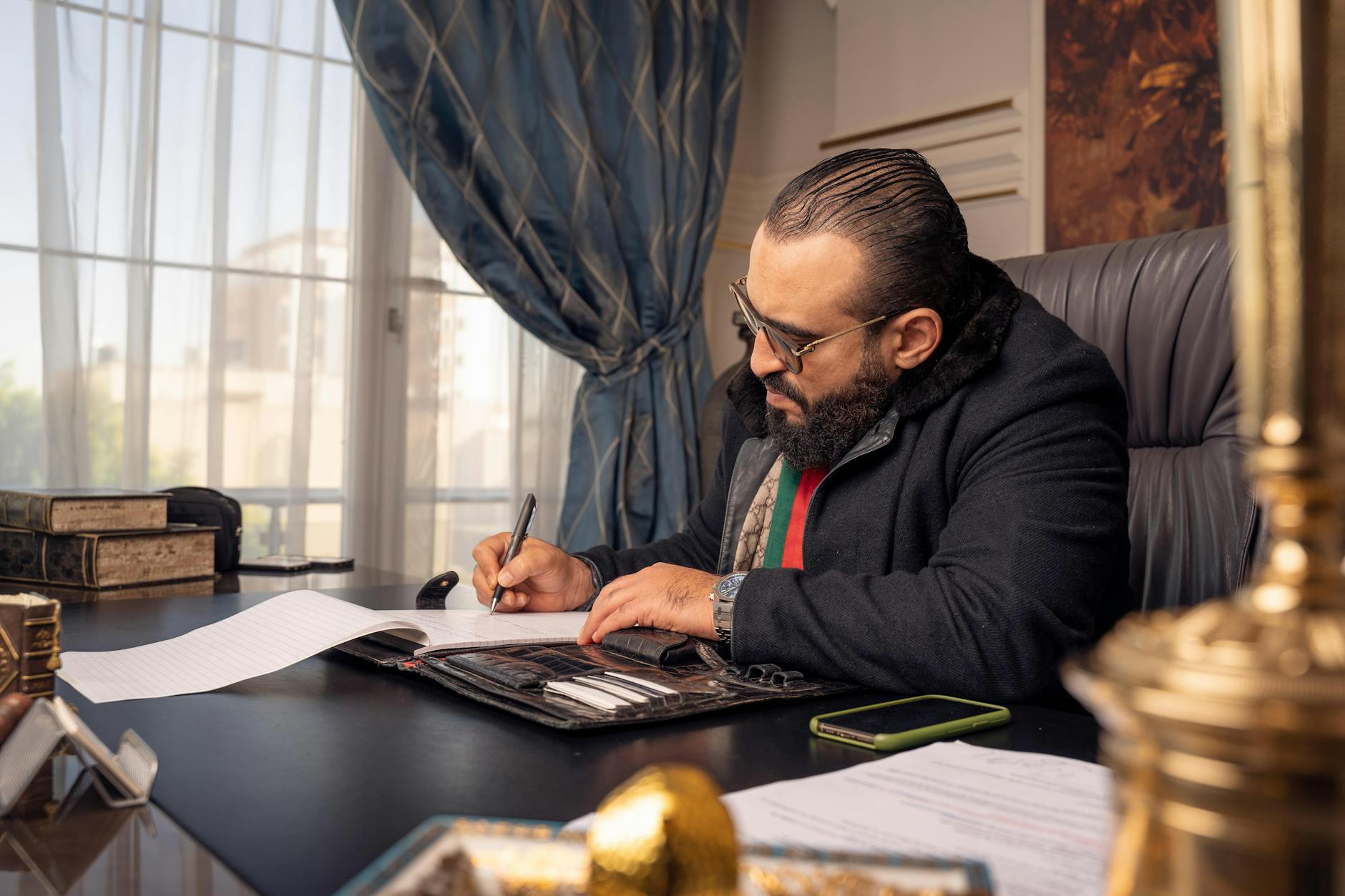 Un fondateur de startup à Dubaï examine le calendrier commercial du Nouvel An islamique à son bureau au DIFC