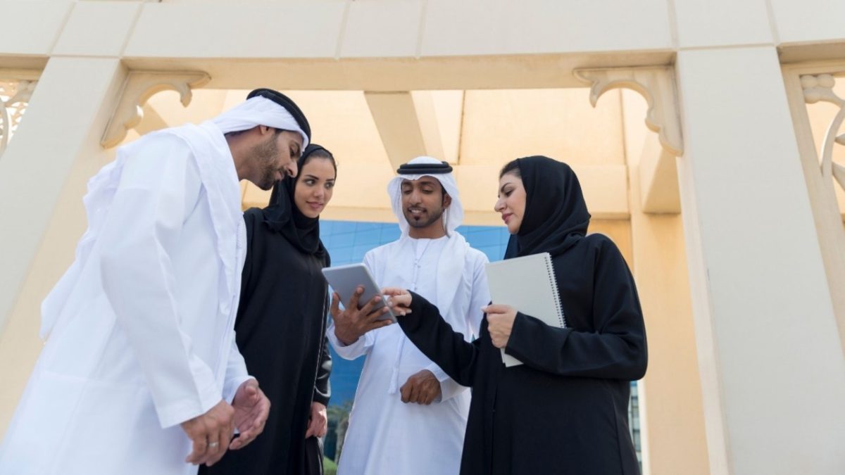 Un fondateur de startup complète les formalités d'enregistrement en zone franche dans un centre d'affaires moderne à Dubaï