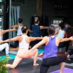 Un groupe de femmes dans une classe de yoga en studio intérieur à Dubaï, un moyen populaire de rester actif quand l'exercice en plein air n'est pas possible