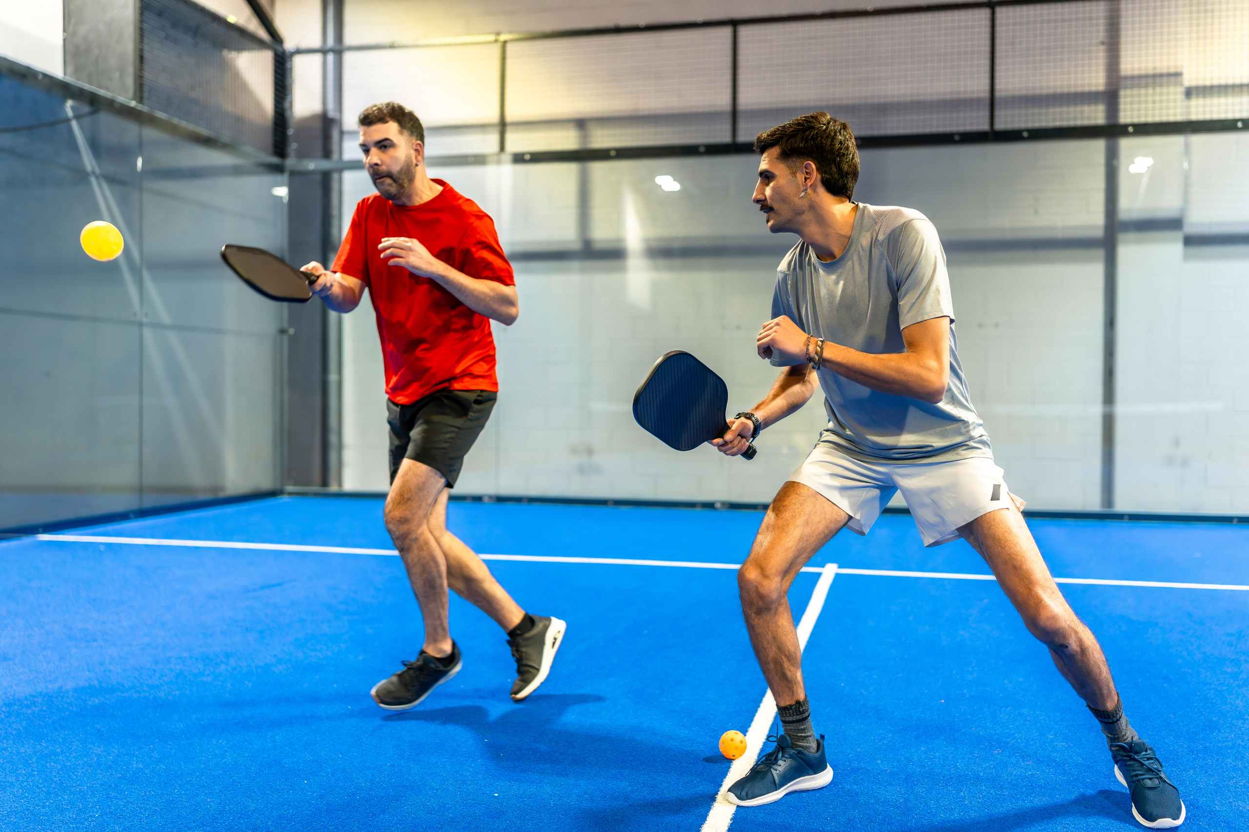 homens a jogar padel num dos locais de desporto indoor populares do Dubai durante o verão