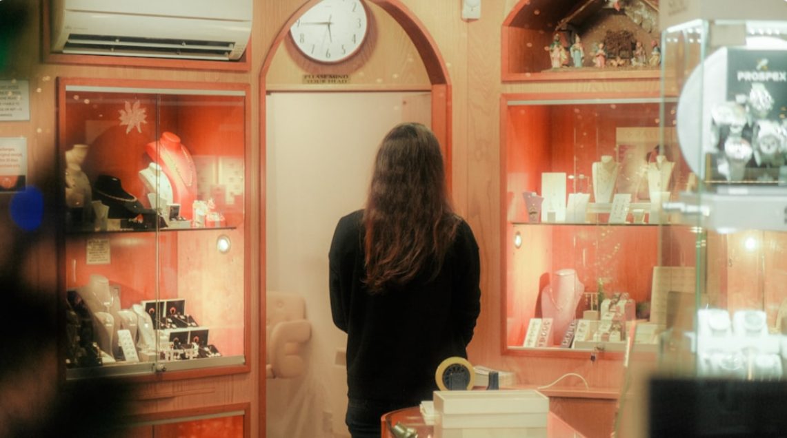 Un investisseur en matières premières examine attentivement des lingots d'or dans le quartier du souk de l'or, évaluant les lingots pour l'allocation du portefeuille