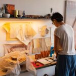 Un peintre travaille dans un studio baigné de lumière naturelle lors de l'une des résidences artistiques disponibles pour les résidents de Dubaï cet été
