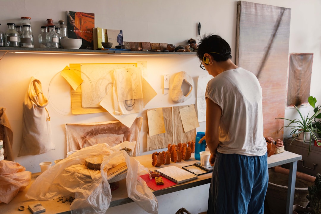 Un peintre travaille dans un studio baigné de lumière naturelle lors de l'une des résidences artistiques disponibles pour les résidents de Dubaï cet été