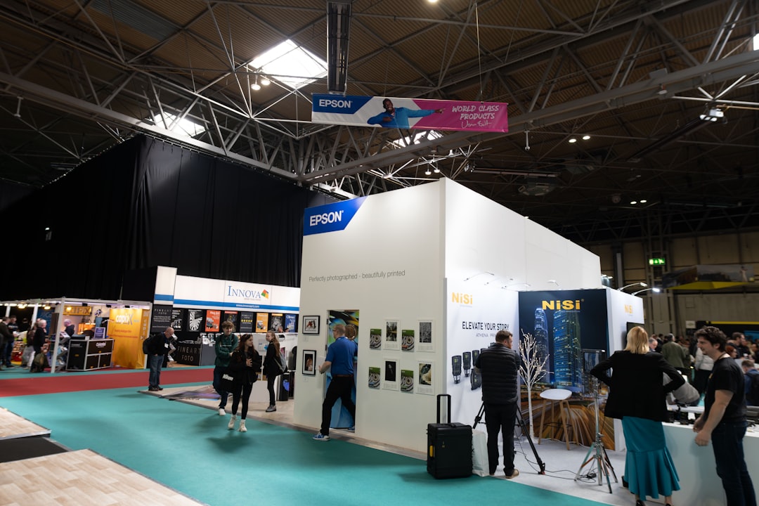 Une femme d'affaires serre la main d'un partenaire lors d'une conférence aérospatiale du Dubai Airshow, représentant les opportunités d'investissement.