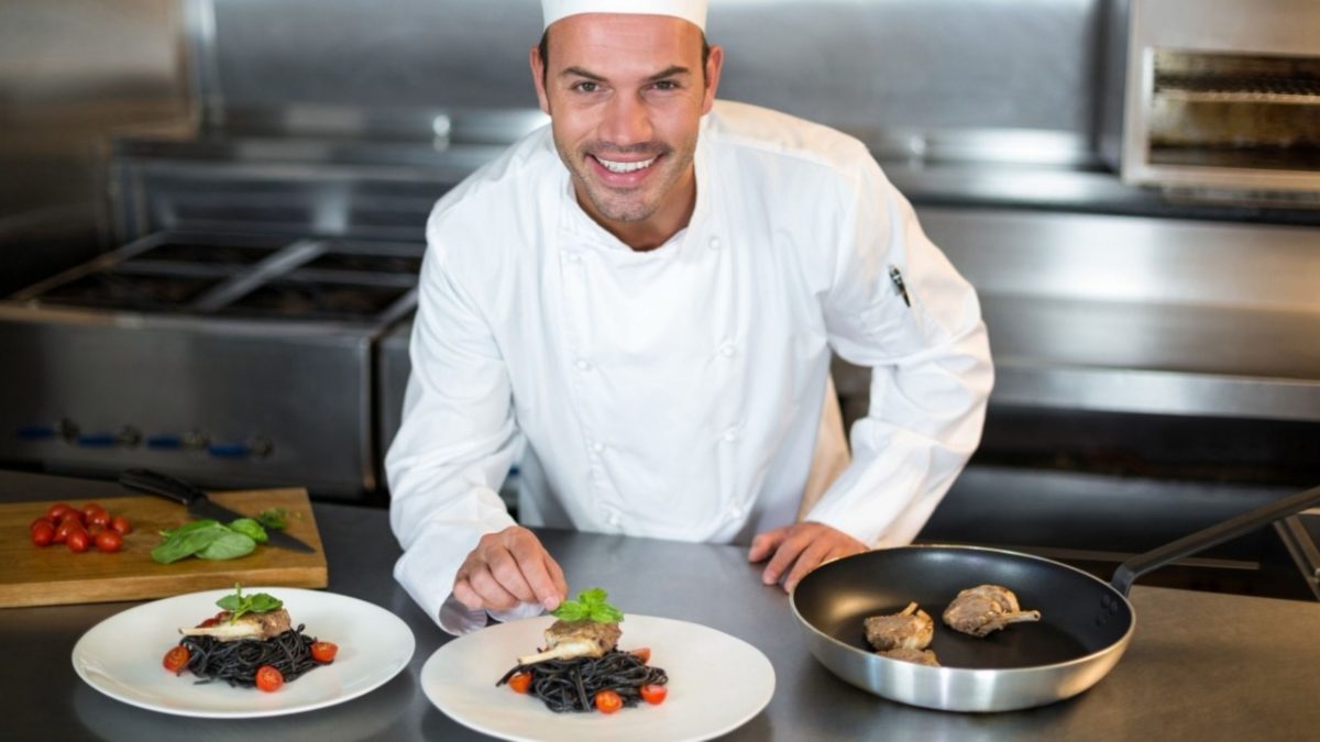 Un chef professionnel présente un plat de restaurant gastronomique certifié sans gluten à Dubaï