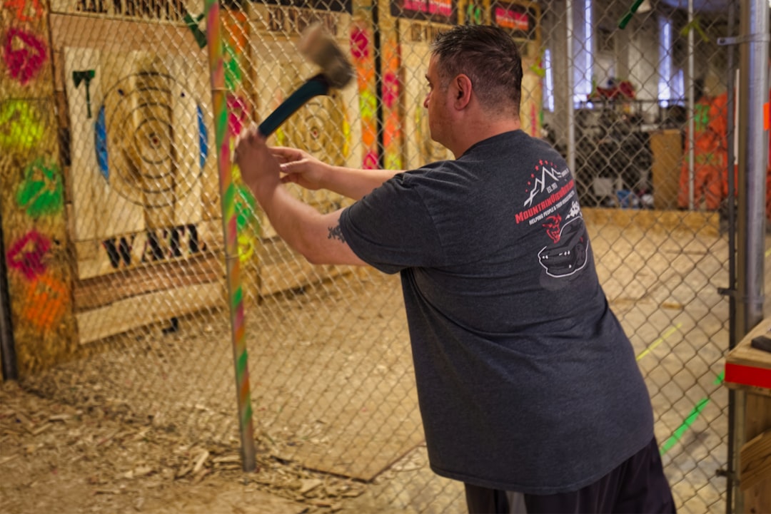 Un joueur concentré s'approche de l'oche lors d'un tournoi de fléchettes à Dubaï, avec une foule enthousiaste visible derrière lui