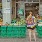 Un groupe de personnes de différentes communautés d'expatriés naviguant ensemble dans un marché de rue animé de Dubaï