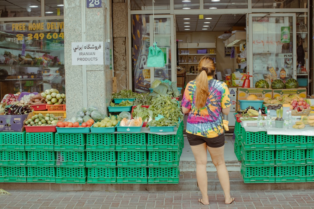 Un groupe de personnes de différentes communautés d'expatriés naviguant ensemble dans un marché de rue animé de Dubaï