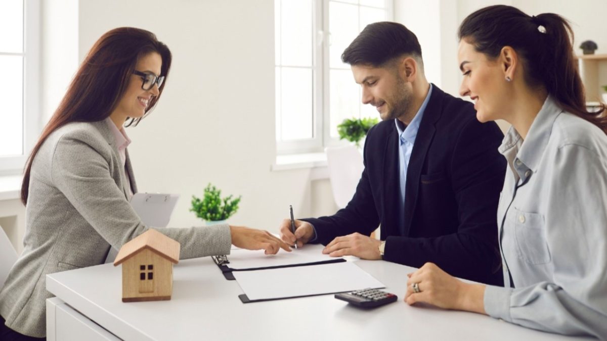 Un investisseur mondial signant un contrat de propriété sur plan dans un bureau immobilier moderne à Dubaï