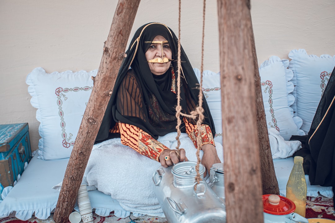 Una mujer disfruta de una taza de gahwa en un patio tradicional, un ritual central de la cultura árabe en Dubái