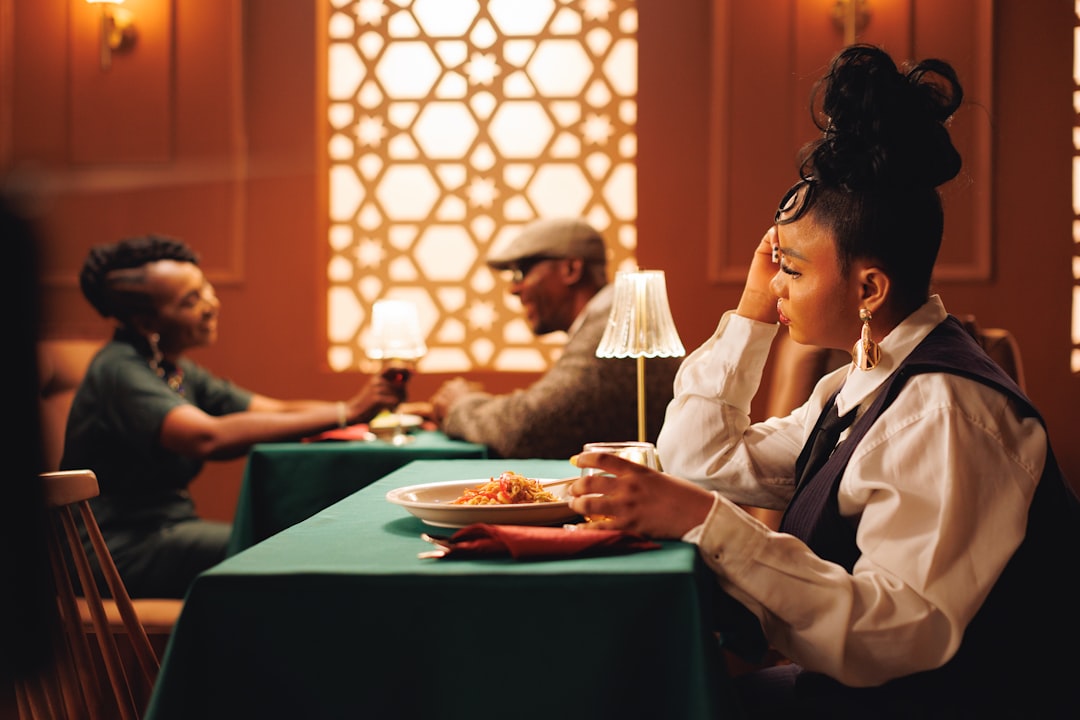 Una donna che si gode un menù fisso curato durante la settimana dei ristoranti estiva presso un ristorante di Dubai
