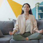 Une femme pratiquant la méditation matinale dans son appartement à Dubaï, protégeant sa santé mentale pendant l'été.