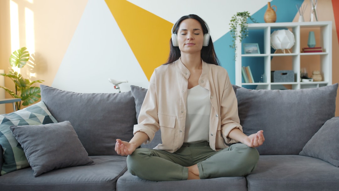 Une femme pratiquant la méditation matinale dans son appartement à Dubaï, protégeant sa santé mentale pendant l'été.