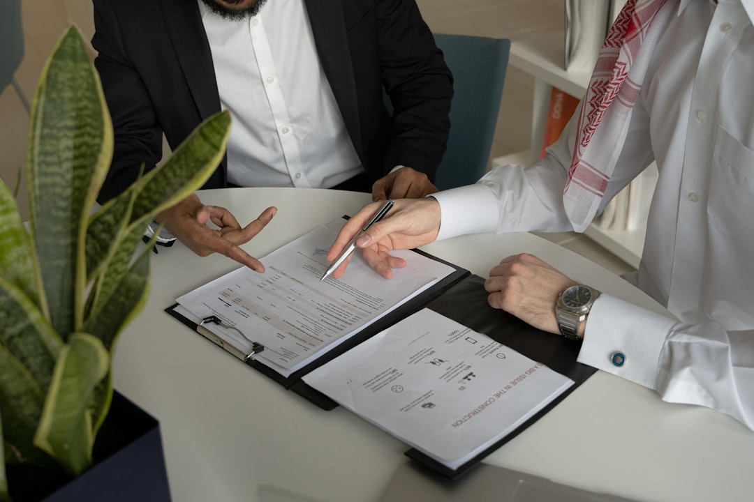 Un avocat d'affaires examinant un contrat commercial dans un bureau de Dubaï, DIFC Courts soutient le règlement des différends pour les investisseurs