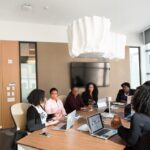 Un fondateur de tech africaine examine ses plans d'expansion dans un bureau moderne à Dubaï, représentant la croissance des entreprises technologiques africaines.