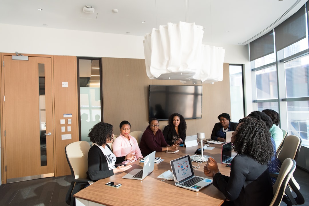 Un fondateur de tech africaine examine ses plans d'expansion dans un bureau moderne à Dubaï, représentant la croissance des entreprises technologiques africaines.