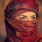 Un acteur livre un monologue lors d'une production de théâtre arabe à Dubaï, mis en lumière sur une petite scène intérieure.
