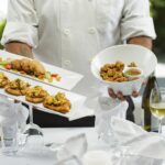 Un chef présente un plat saisonnier magnifiquement dressé aux clients d'un restaurant de Dubaï qui lance ses menus d'automne