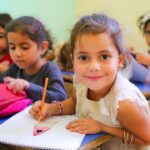 Une mère a aidé son jeune enfant à préparer son cartable à la maison, se préparant pour la nouvelle rentrée scolaire à Dubaï