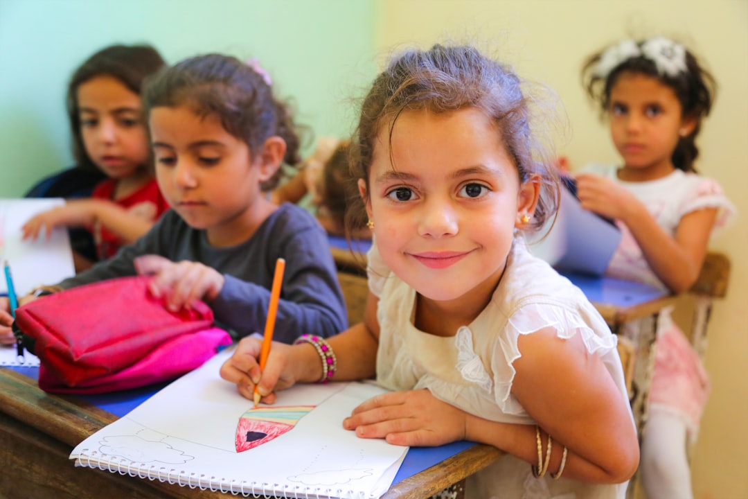 Une mère a aidé son jeune enfant à préparer son cartable à la maison, se préparant pour la nouvelle rentrée scolaire à Dubaï