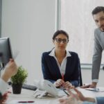 Des professionnels de différents pays représentant la main-d'œuvre multinationale de Dubaï réunis dans un bureau moderne de Dubaï
