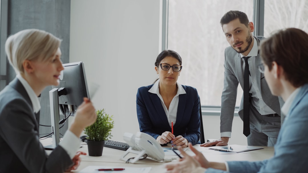 Des professionnels de différents pays représentant la main-d'œuvre multinationale de Dubaï réunis dans un bureau moderne de Dubaï
