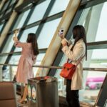 Un voyageur vérifiant sa carte d'embarquement à la porte de départ de Dubaï avant de prendre l'un des vols Emirates développés