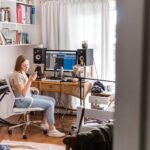 Une artiste féminine examinant sa toile dans un studio de Dubaï, préparant un portfolio pour les concours d'art à venir