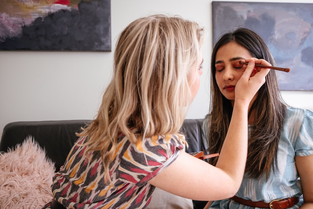 Une femme appliquant une base matifiante dans le cadre de sa routine de maquillage par temps humide à Dubaï
