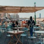 Deux femmes buvant un café dans un café en plein air dans le cadre de leur vie sociale à Dubaï après l'été