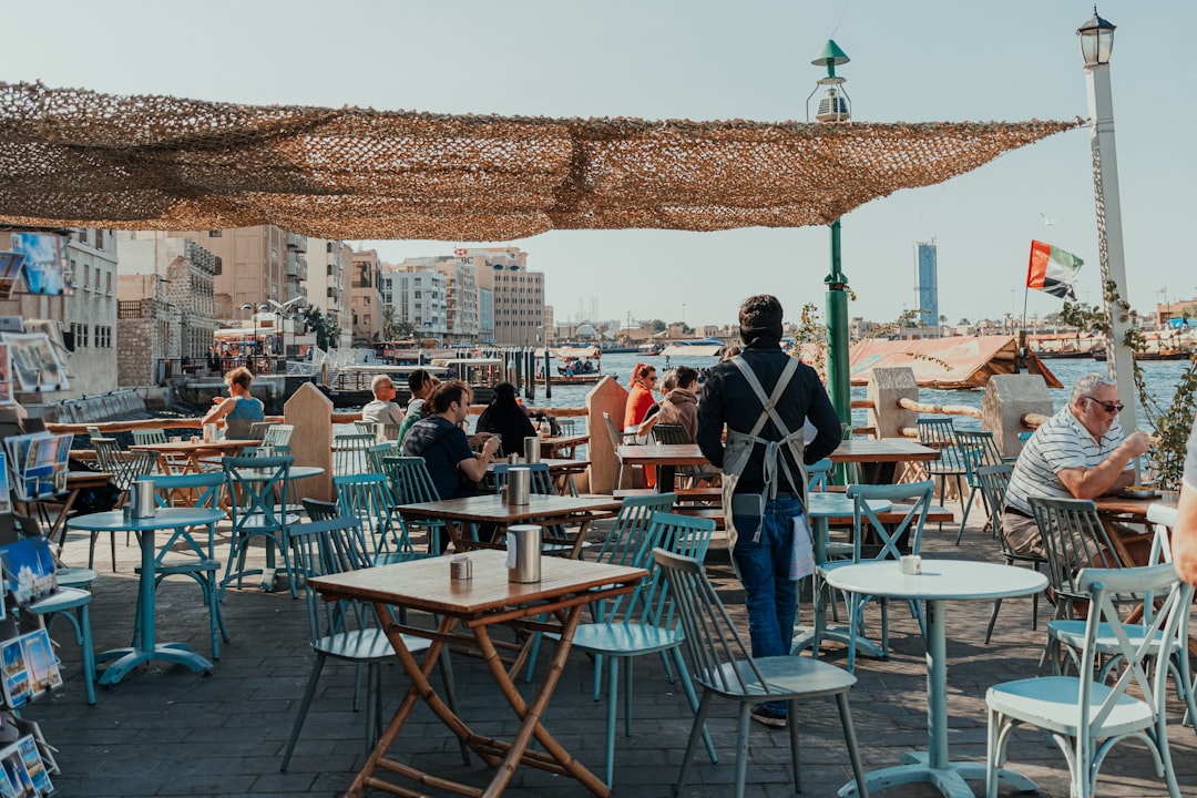 Dos mujeres disfrutando de un café en una cafetería al aire libre como parte de su vida social en Dubái después del verano