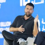 Un fondateur de startup présentant son projet à des investisseurs dans une salle de réunion d'un programme d'accélération à Dubaï