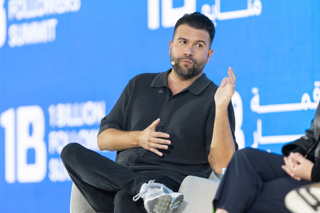 Un fondateur de startup présentant son projet à des investisseurs dans une salle de réunion d'un programme d'accélération à Dubaï