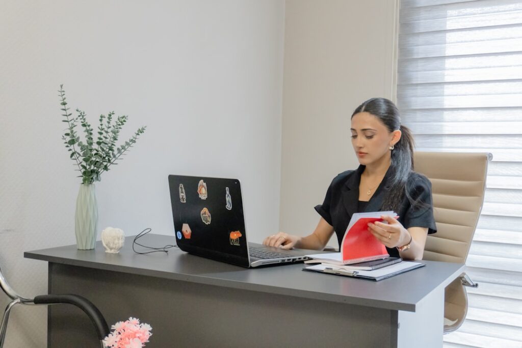 Un professionnel travaillant dans un bureau à Dubaï, représentant la scène émergente des talents technologiques et financiers de Dubaï.