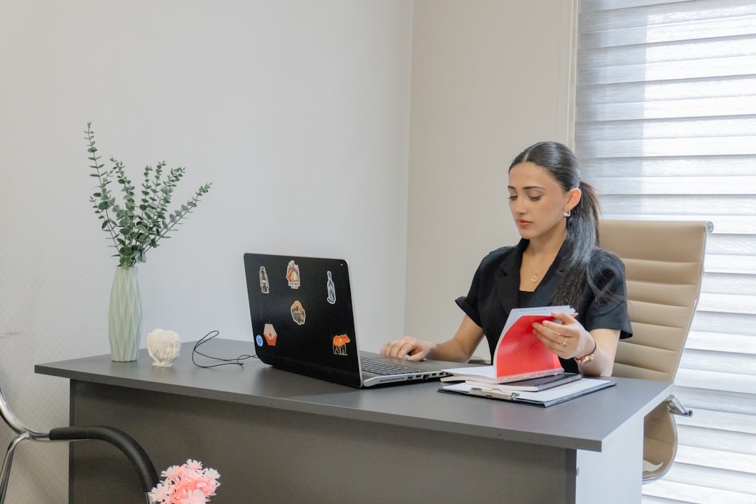 Un professionnel travaillant dans un bureau à Dubaï, représentant la scène émergente des talents technologiques et financiers de Dubaï.
