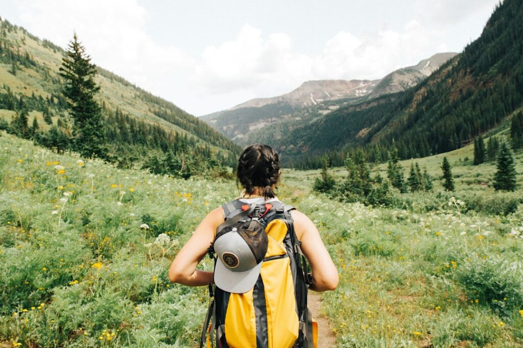 Une femme fait une pause sur un sentier de montagne lors d'une escapade de week-end depuis Dubaï vers les montagnes Hajar
