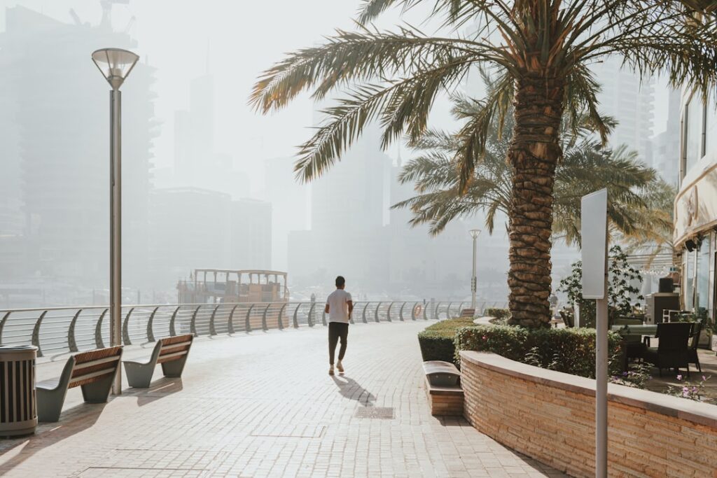 Une femme courant le long de Kite Beach à Dubai au lever du soleil dans le cadre de sa routine saisonnière de remise en forme